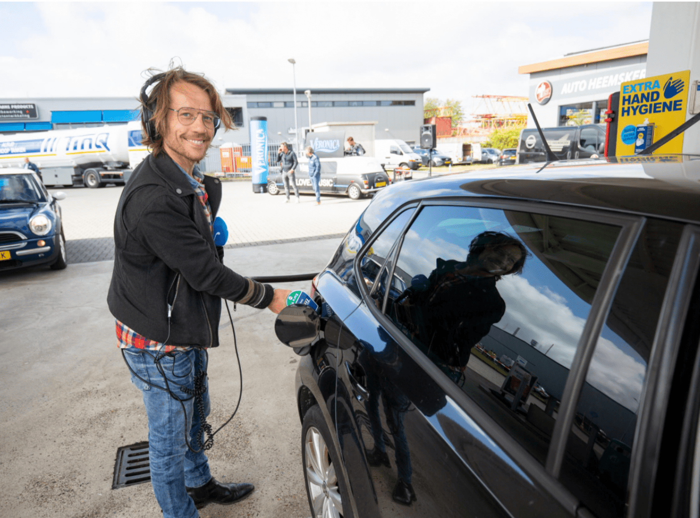 Giel Beelen tankt een wagen vol brandstof voor TinQ