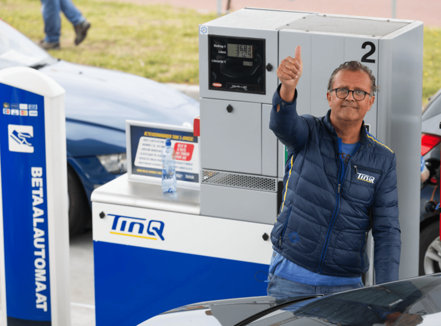 Jack Plooij tankt een wagen vol brandstof voor TinQ