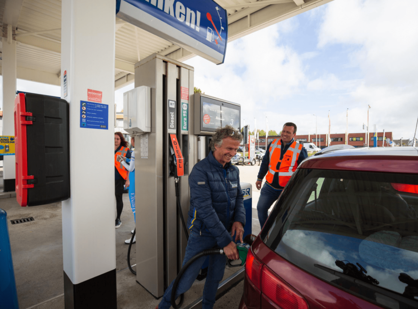 Jan Lammers tankt een wagen vol brandstof voor TinQ